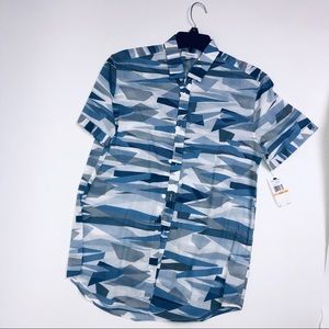 Men’s short sleeve button down graphic shirt.